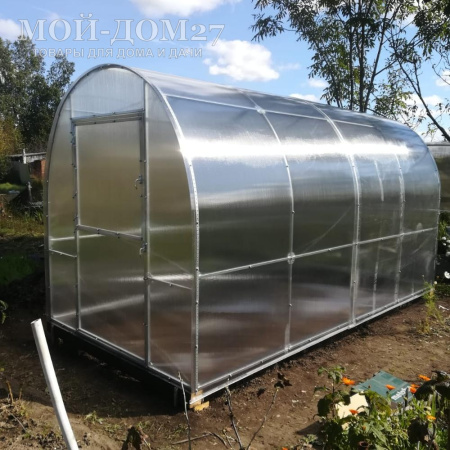 Теплица Трубная Двушка 2х4 метра с поликарбонатом | Мой-Дом27 | Каркас изготовлен из оцинкованной замкнутой трубы 20*20 мм.<br>
 <b>Ширина - 2 метра</b>. Высота - 2,15 метра. Длина 4 метра.<br>
 Выдерживаемая снеговая нагрузка - 100 кг/м2. Выдерживаемая ветровая нагрузка - до 22 м/с.<br>
 Расстояние между дугами 1 метр. <b>Толщина металла дуг 1,2 мм</b>. Ширина двери 0,96 метра.<br>